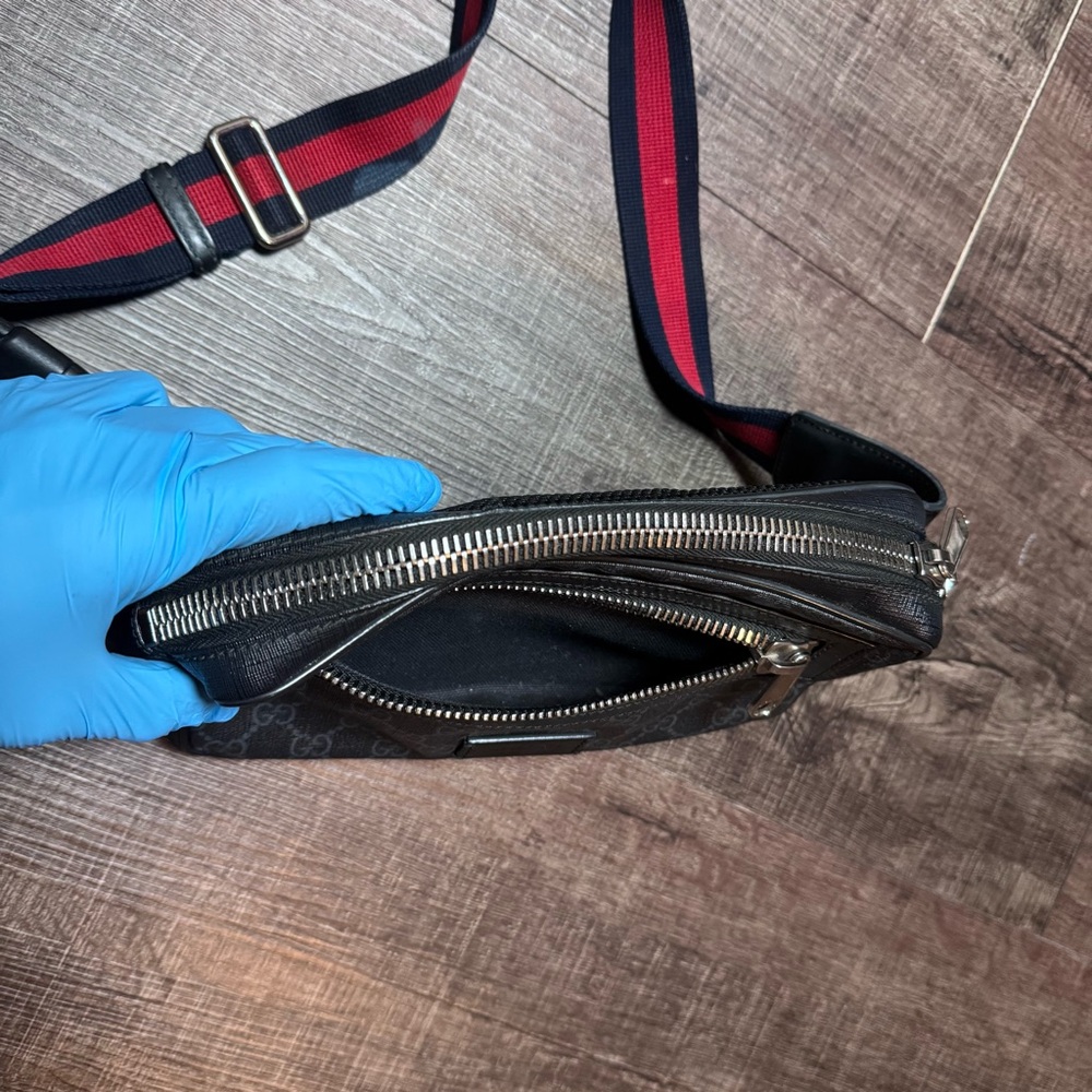 Gucci GG Supreme body bag in black with a red and blue web strap - Picture 11 of 16